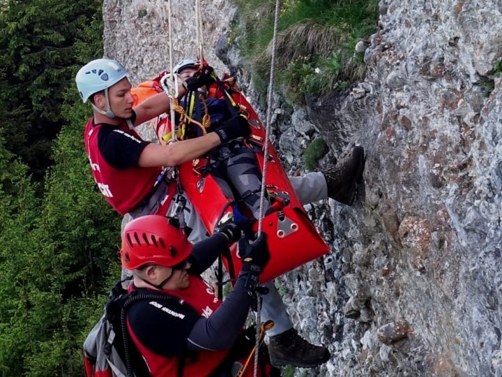 Salvare montană spectaculoasă: tânără coborâtă pe targă de deasupra cascadei