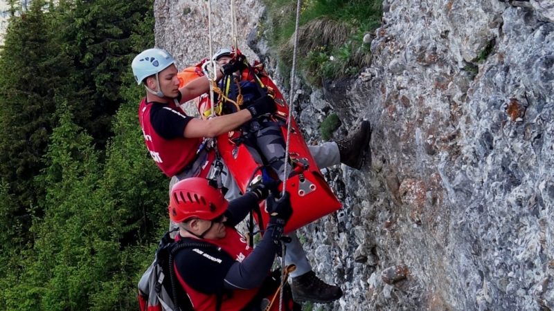 Salvare montană spectaculoasă: tânără coborâtă pe targă de deasupra cascadei