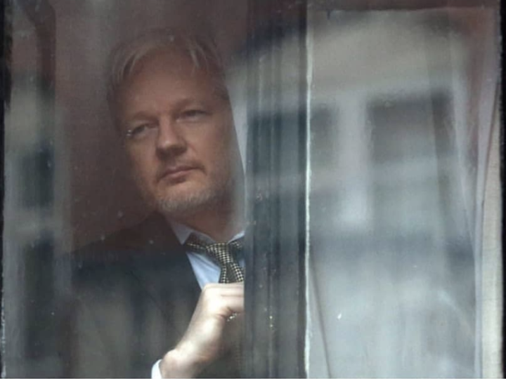 Uluitor! Assange a făcut copii în ambasada unde era închis