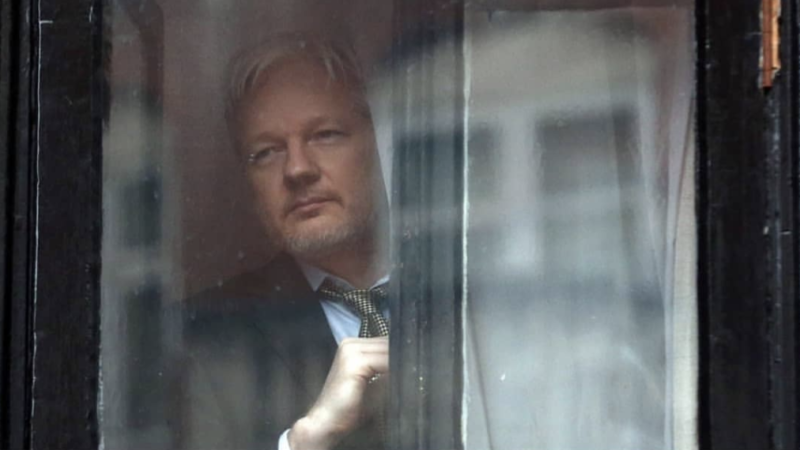 Uluitor! Assange a făcut copii în ambasada unde era închis