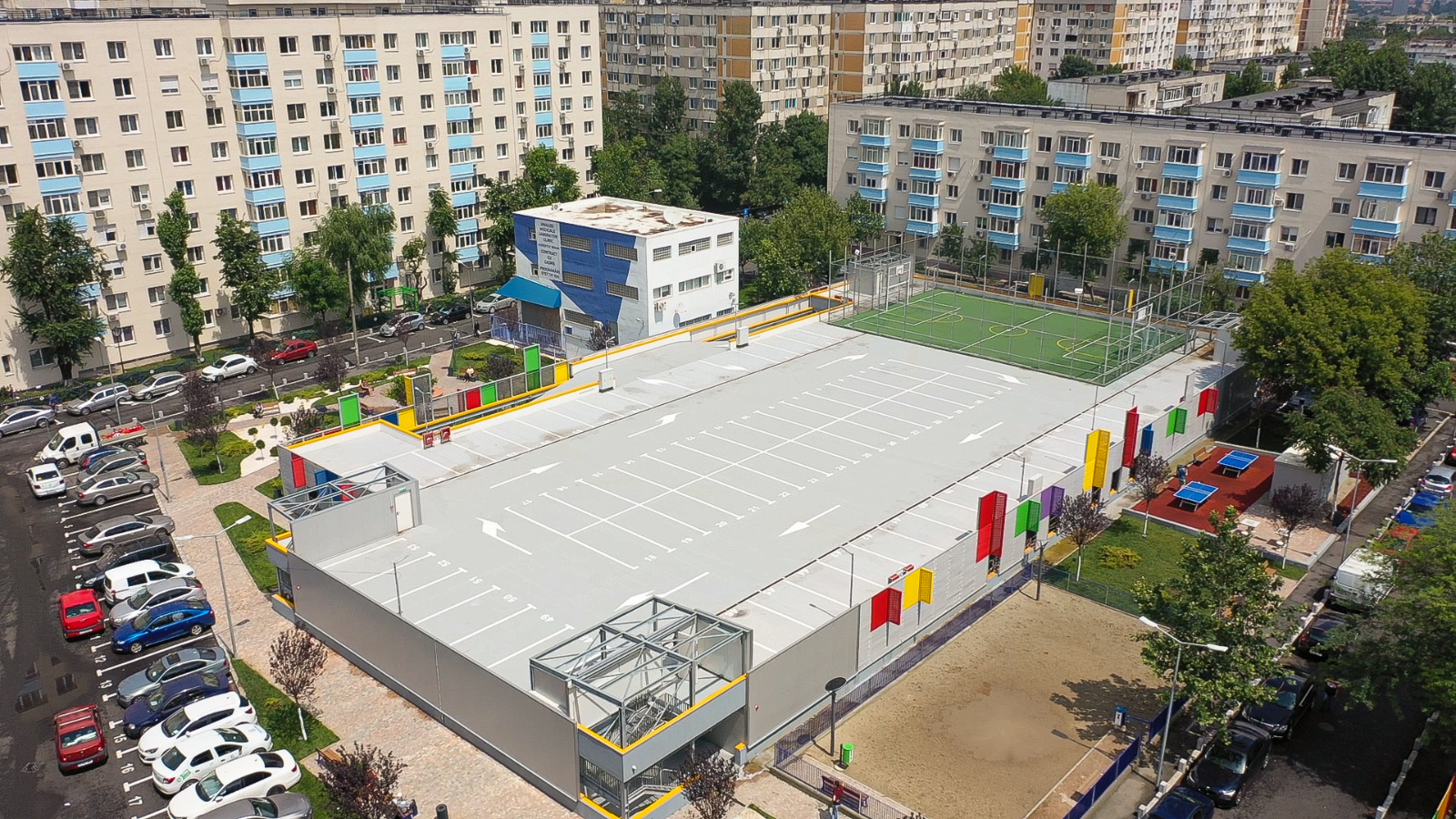 Parcare publică supraetajată, cu teren de sport pe acoperiș