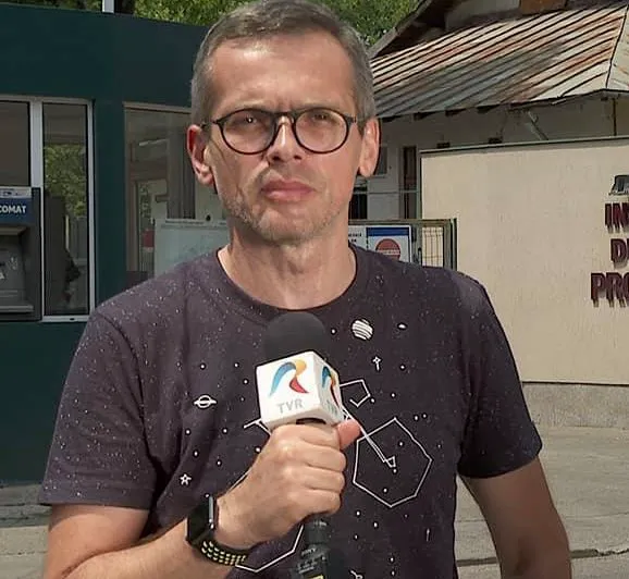 Adelin Petrișor ironizează conducerea TVR după furtuna din București: „Mai bine angajau salvamari” 2 Adelin Petrișor ironizează conducerea TVR după furtuna din București: „Mai bine angajau salvamari”