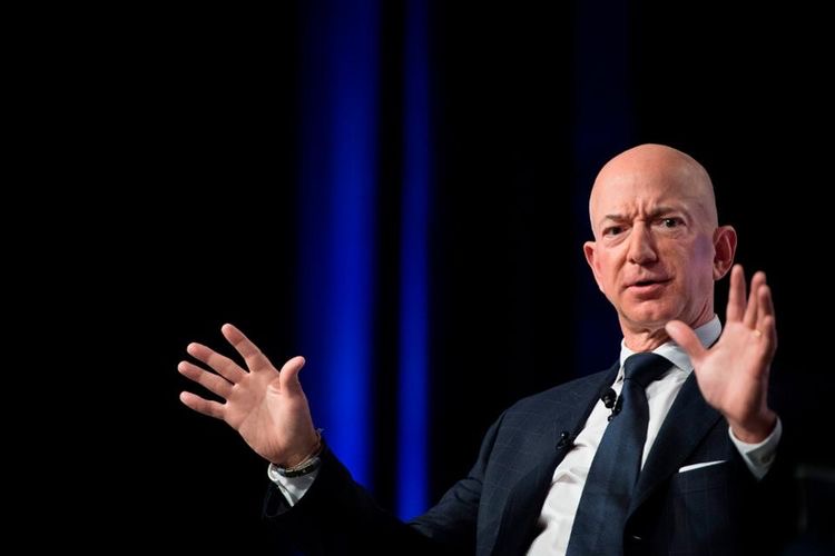 Miliardarul de la Amazon, Jeff Bezos, vindecat de suferința divorțului de o doamnă interesantă. Femeia e în afara tiparelor