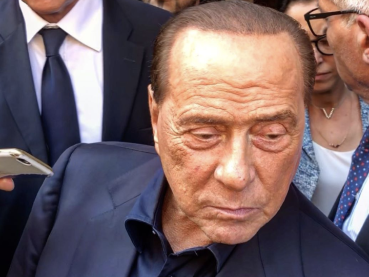 Adio petreceri cu fete dezbrăcate la palat. Berlusconi se mută