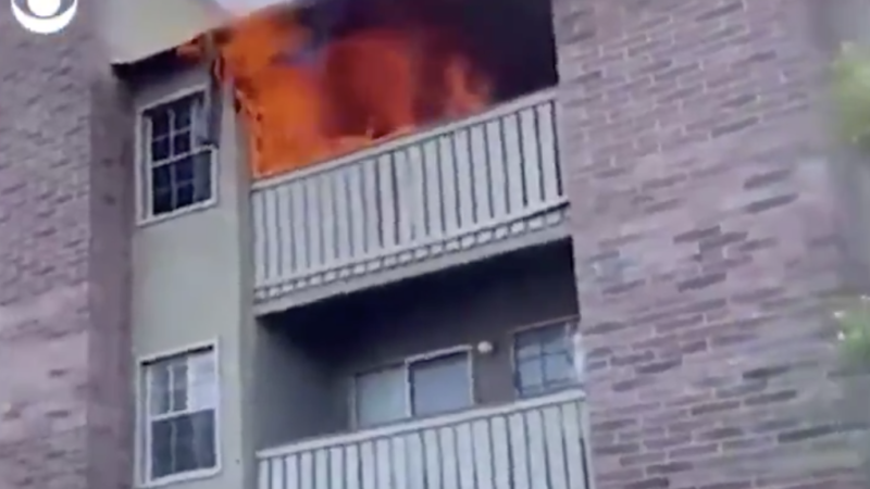 Iată cum a prins copilul care a sărit de la etajul cuprins de foc!