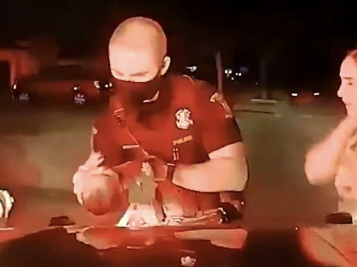 Uluitor! Momentul în care un polițist readuce la viață un bebeluș înecat