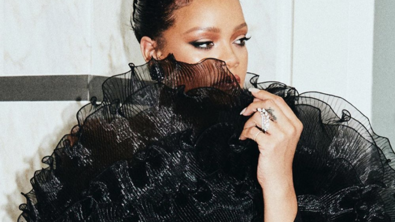 Rihanna i-a trimis flori rapperiței împușcate. Și-a amintit de cum a fost ea agresată