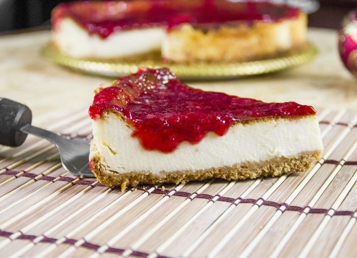 Cheesecake cu căpșuni, tort cu brânză fără coacere