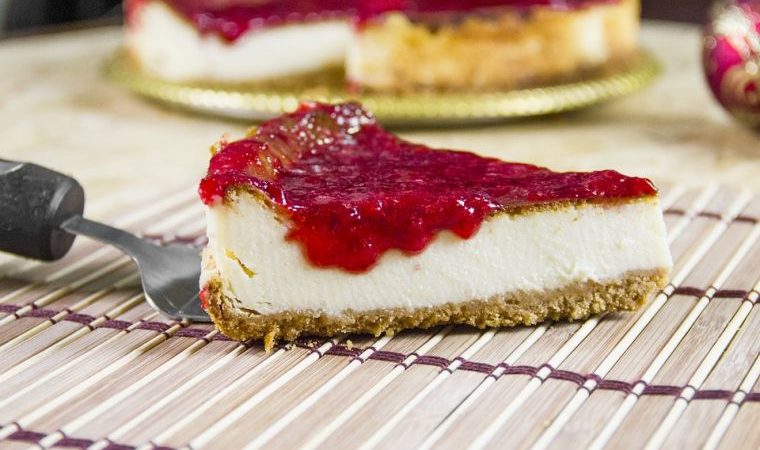 Cheesecake cu căpșuni, tort cu brânză fără coacere