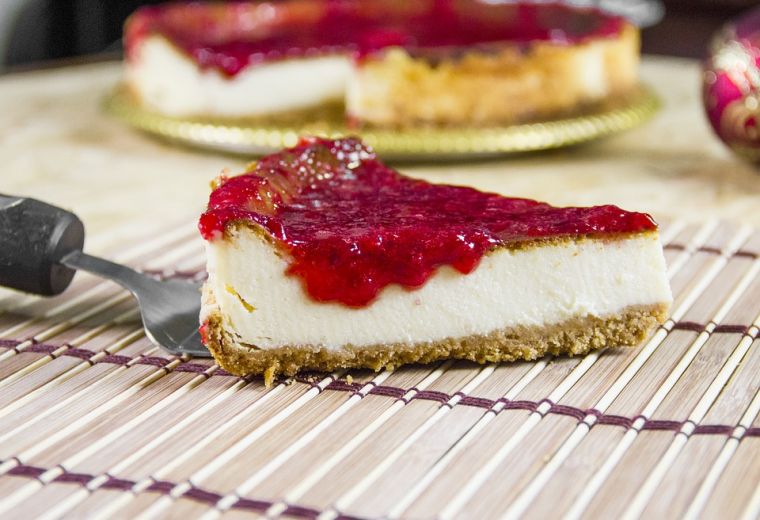 Cheesecake cu căpșuni, tort cu brânză fără coacere