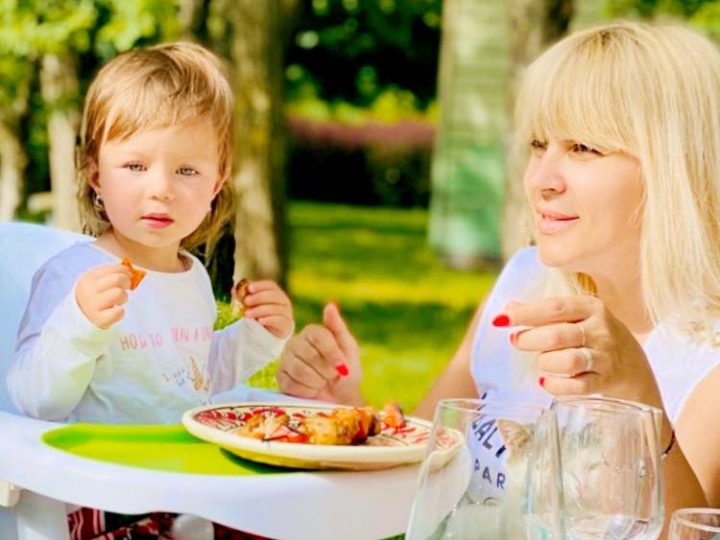 Uite ce mare s-a făcut fiica Elenei Udrea! Imagini cu Eva Maria prima oară în zăpadă