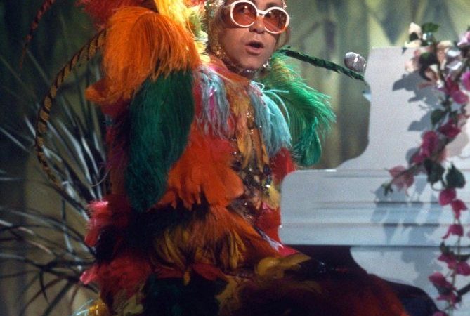 Elton John și colecția sa de peste 250 000 exemplare. Ghici ce ține în casă!