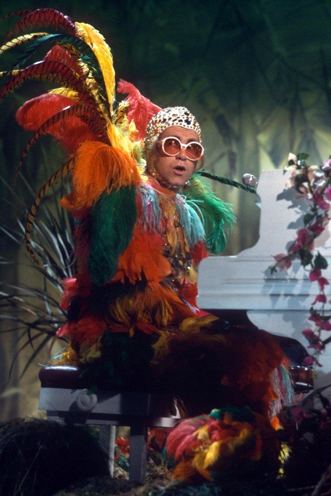 Elton John și colecția sa de peste 250 000 exemplare. Ghici ce ține în casă!