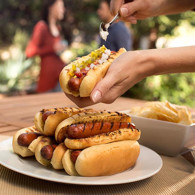 S-a demonstrat științific câți hotdogi poate mânca un om în 10 minute. Nu-ți vine să crezi!
