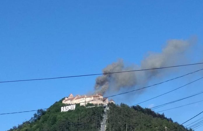 Incendiu violent la Cetatea Râșnov. Vizitatorii au fost evacuați