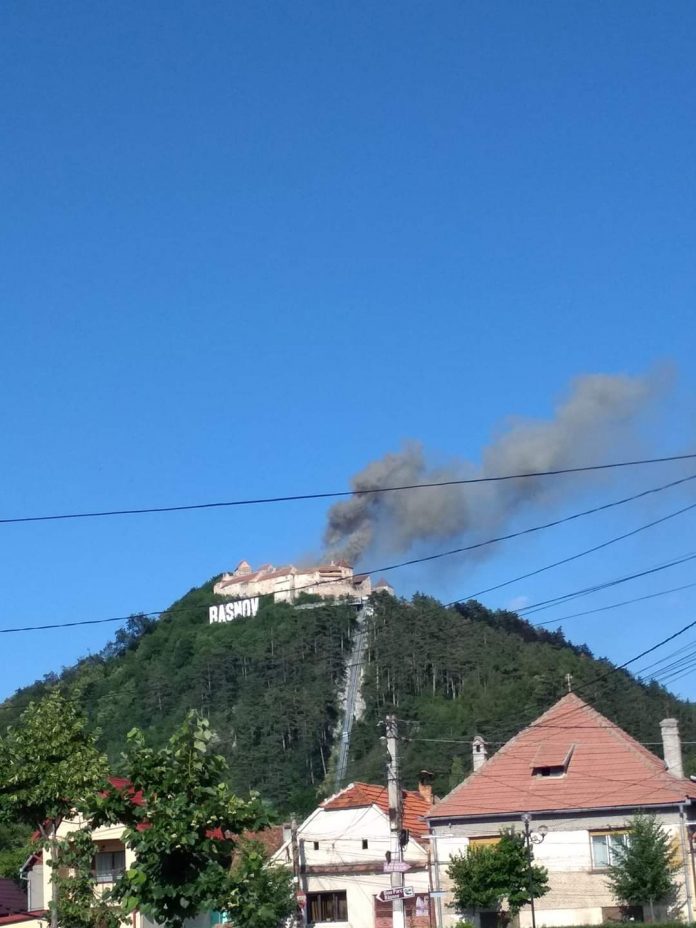 Incendiu violent la Cetatea Râșnov. Vizitatorii au fost evacuați