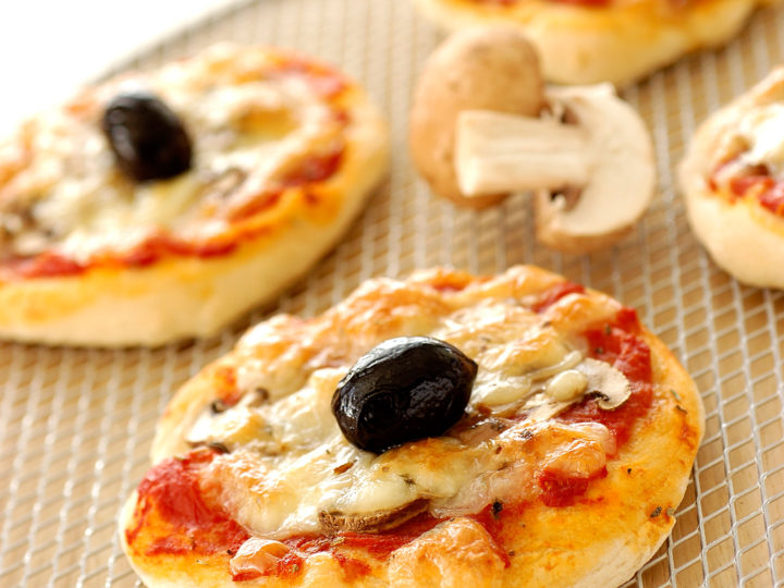Mini pizza, perfecte ca gustare într-o după-amiază în familie