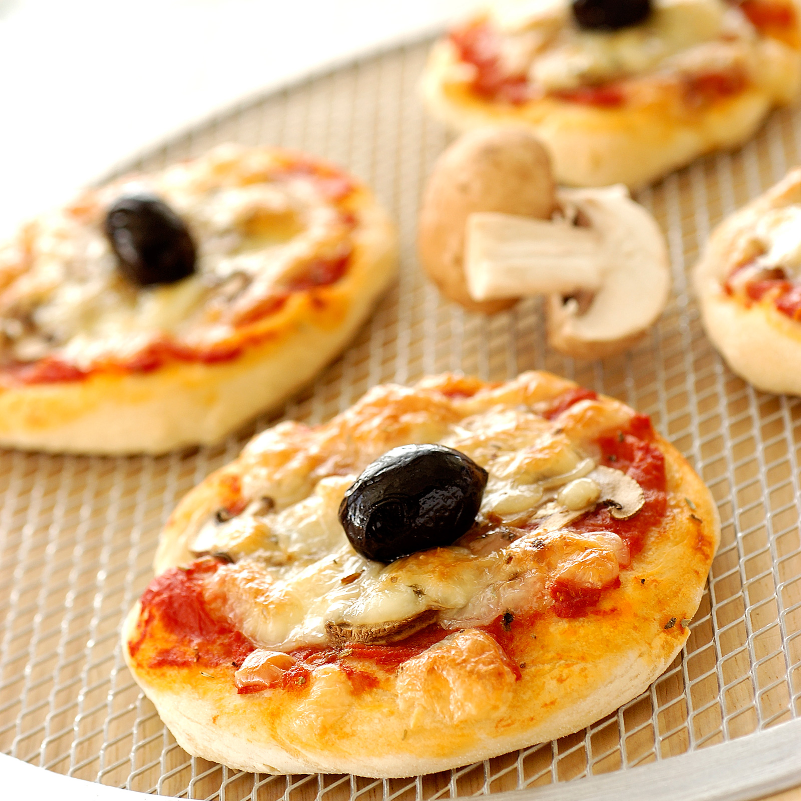 Mini pizza, perfecte ca gustare într-o după-amiază în familie