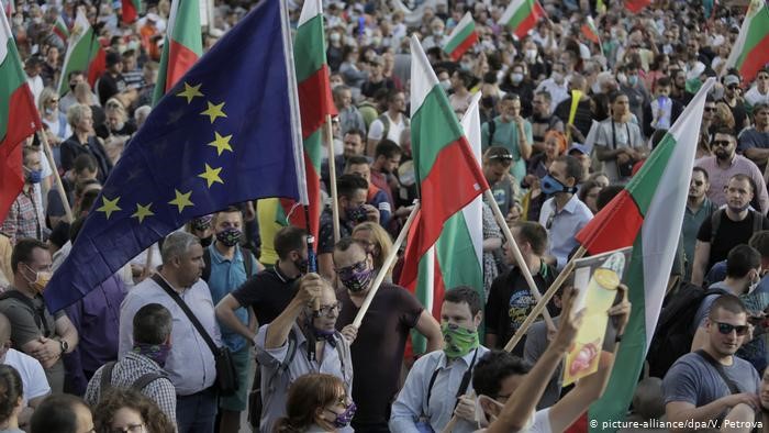 Vedeta procurorilor bulgari a scos lumea în stradă. Scandal pe interceptări ilegale