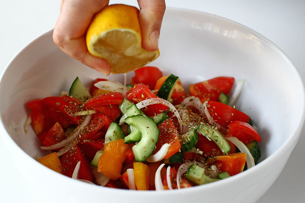 Cele mai simple salate de vară. Bucurați-vă de legume și fructe proaspete!