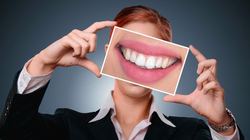 Ce trucuri folosesc dentiștii pentru a-și păstra dinții mereu albi
