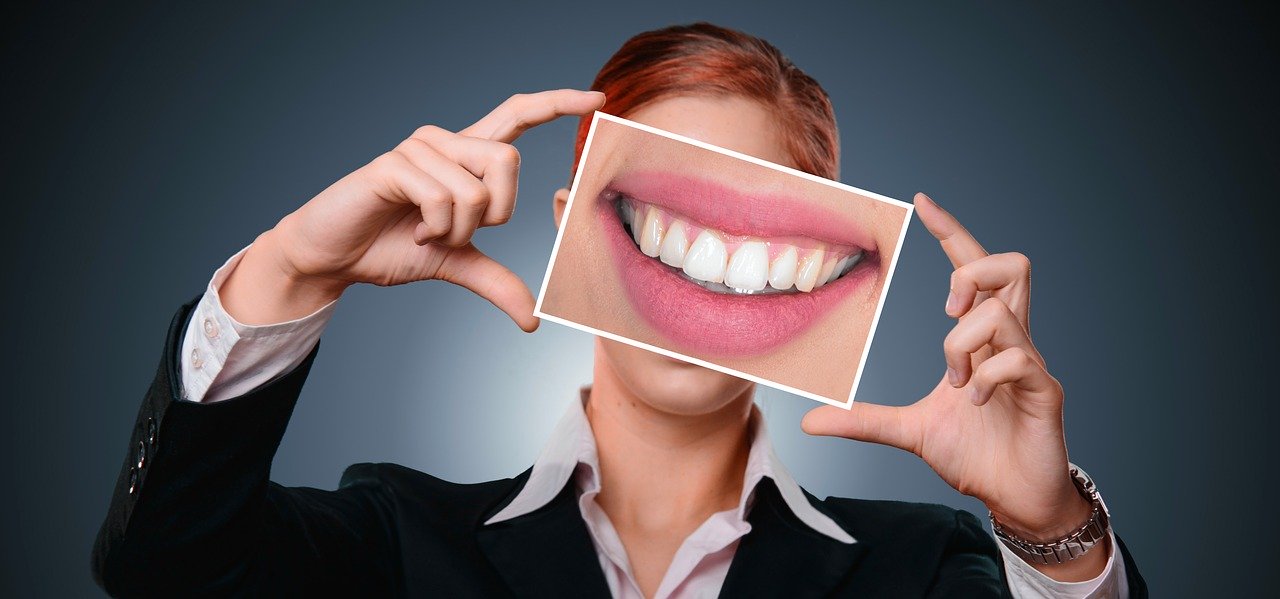 Ce trucuri folosesc dentiștii pentru a-și păstra dinții mereu albi