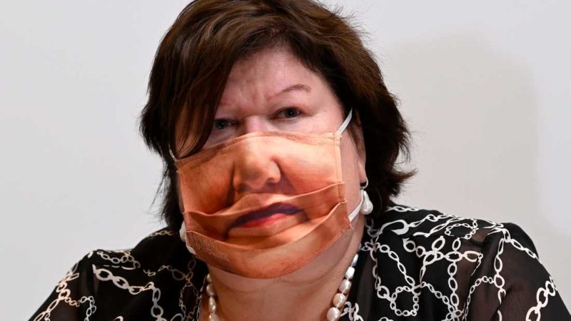 Maggie De Block, ministrul sănătății din Belgia, face furori pe Internet cu masca ei