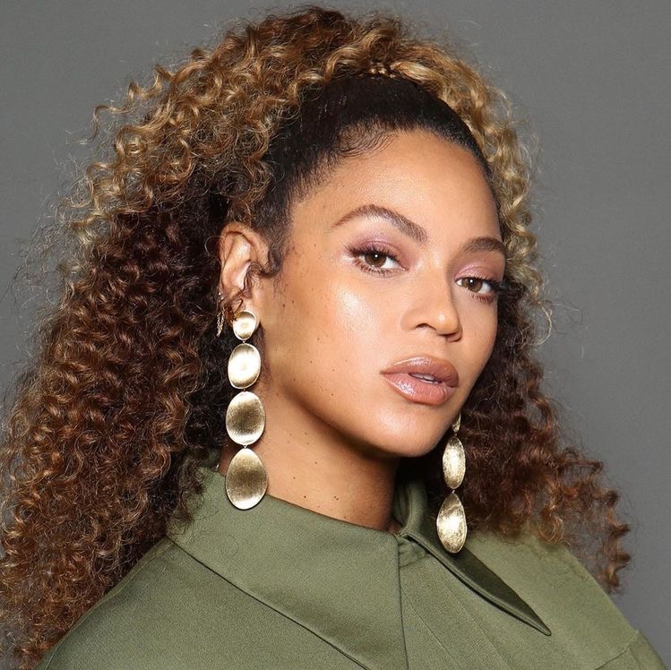 Beyoncé, fotografiată în barcă cu gemenii și fiica cea mare