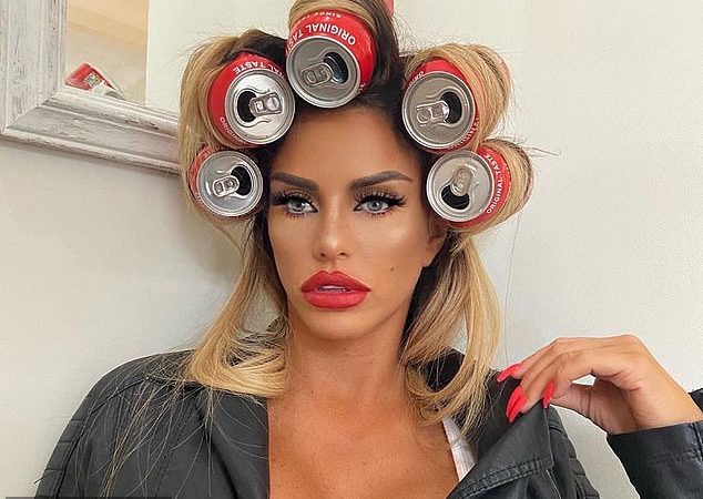 Katie Price își machiază fetița. Fanii reacționează dur la fotografiile copilei