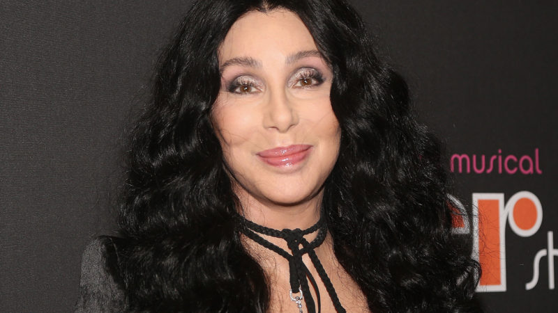 Cher vrea să ajute bătrânii americani, dar e refuzată. Trump, atacat