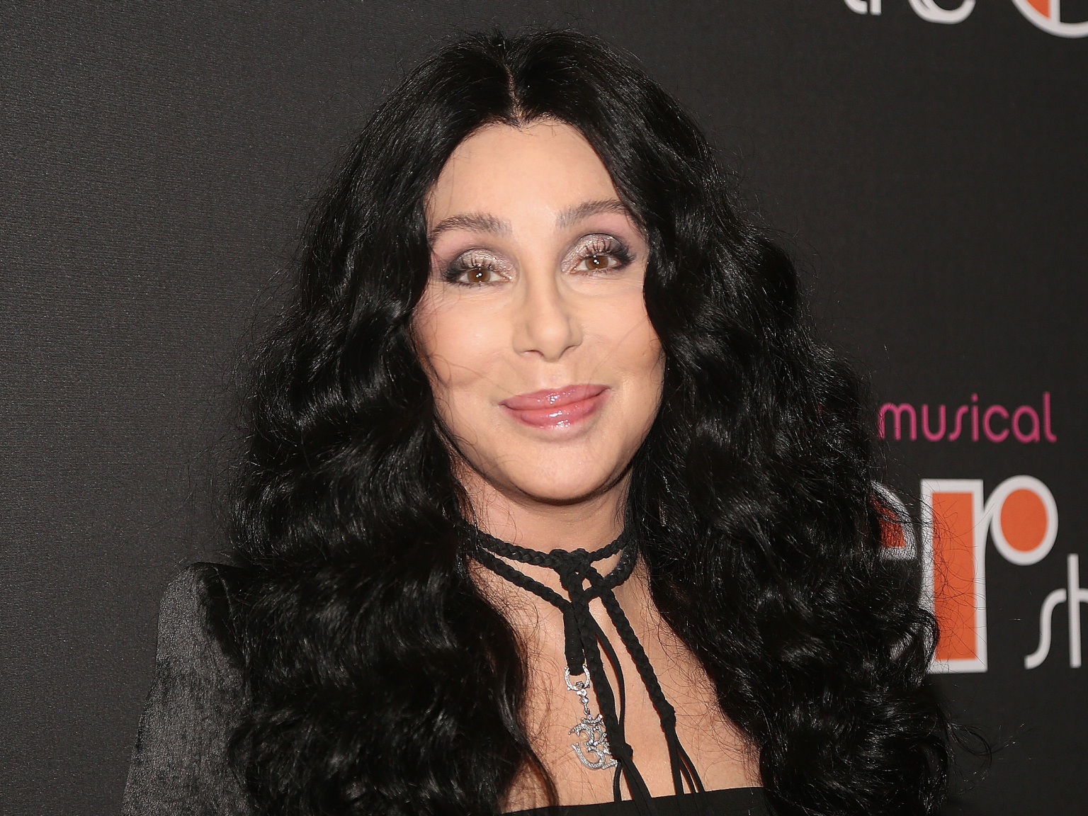 Cher vrea să ajute bătrânii americani, dar e refuzată. Trump, atacat