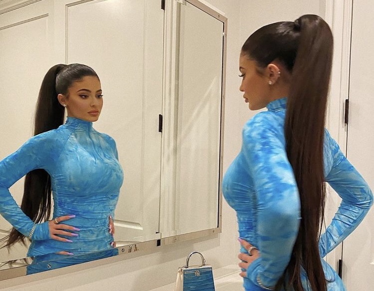 Kylie Jenner poartă o ținută inspirată de Ariana Grande și anunță lansarea noii sale colecții de cosmetice