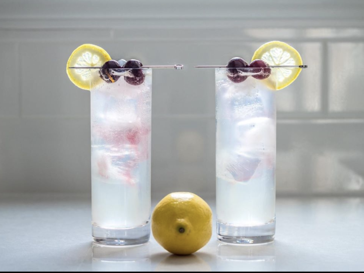 Cum se prepară Tom Collins, un cocktail spectacol cu gin