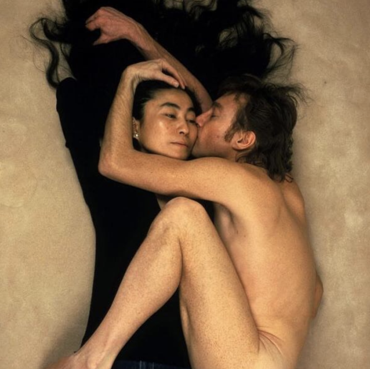 Cum a ajuns să trăiască Yoko Ono, văduva lui John Lennon. Imagini rare