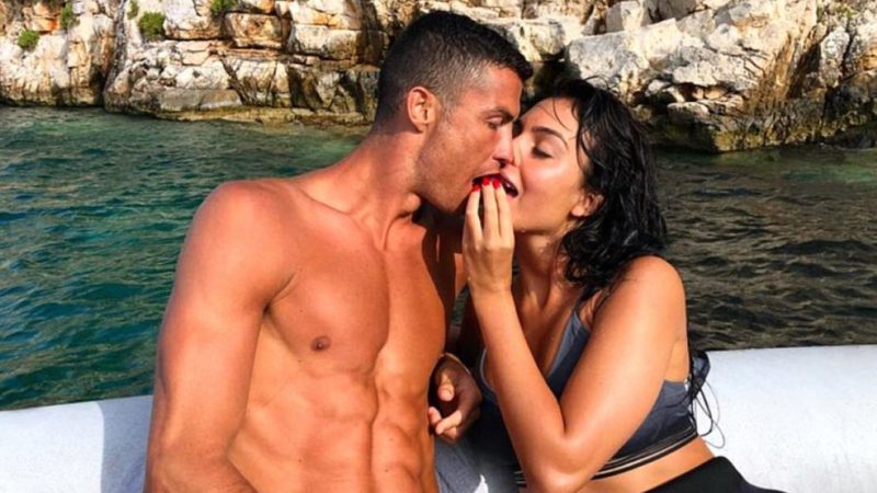 Ronaldo dezbrăcat, iubita lui îmbrăcată! Plajă pe yacht, la St. Tropez