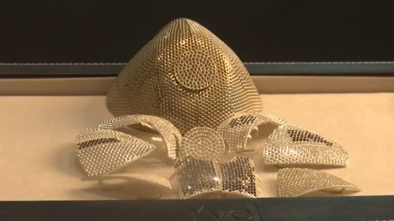 Cât costă cea mai scumpă mască din lume, din aur şi cu diamante