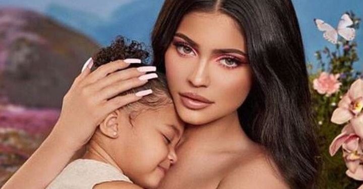 Învățată de mică la o viață de lux. Fiica lui Kylie Jenner, o miliardară între copii