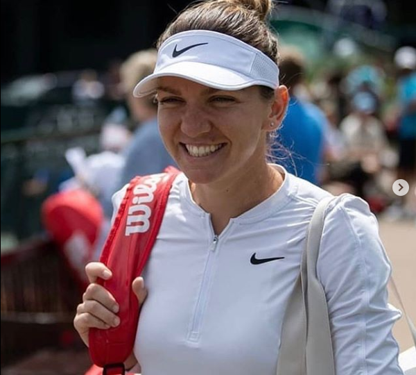 Simona Halep a trecut pe la coafor. Și-a făcut bucle și și-a vopsit părul