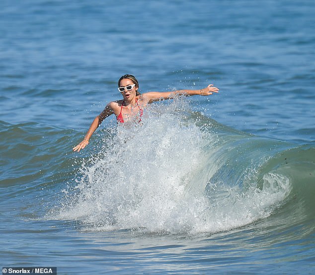 Fetele lui Sylvester Stallone, în bikini pe plaja din Malibu