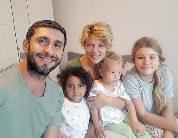 Dragoș Bucur și Dana Nălbaru, părinți de trei copii. Ce spun despre fetița adoptată