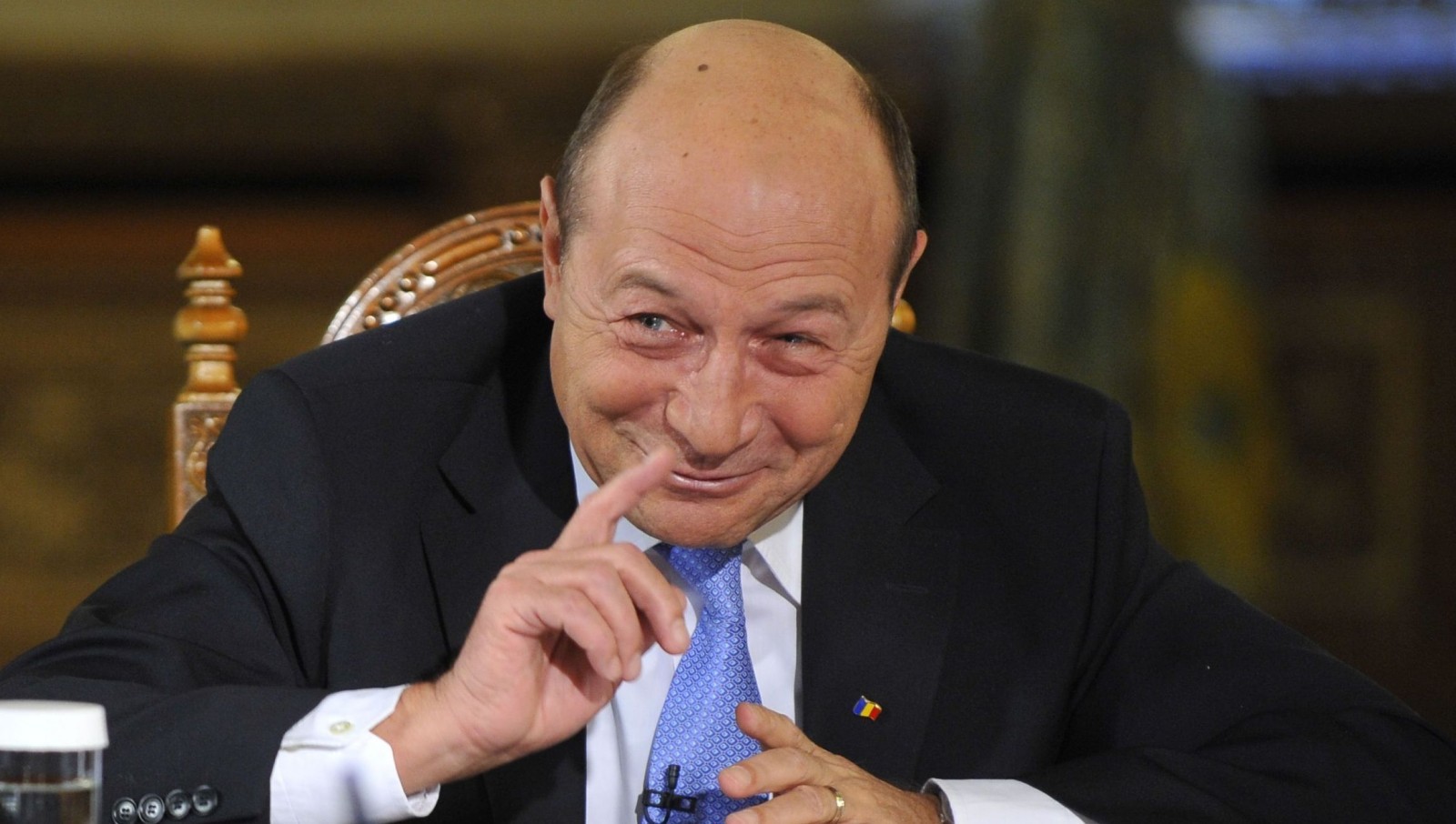 Traian Băsescu a dezamăgit pe mulți: nu era băut la volan când a făcut un accident ușor. Va plăti oglinda mașinii păgubitului