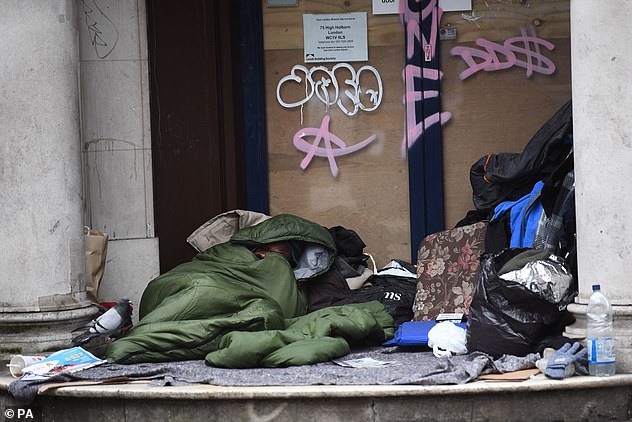 Români, boschetari de lux la Londra. Dorm în fața magazinelor exclusiviste din Park Lane