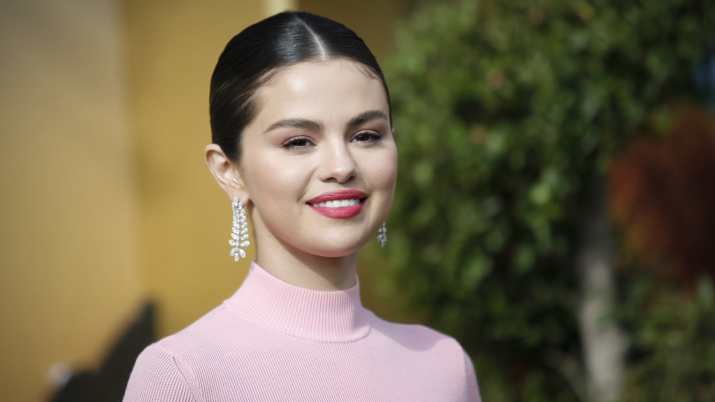 Selena Gomez afectată de simptomele lupusului. Vedeta și-a găsit alinarea în machiaj