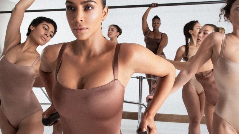 Kim Kardashian lansează o linie de articole vestimentare care i-a înfuriat pe fani