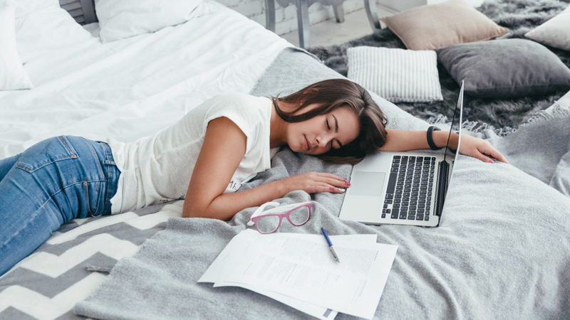 Cum te omoară amânarea alarmei și cum te ajută un „pui de somn”