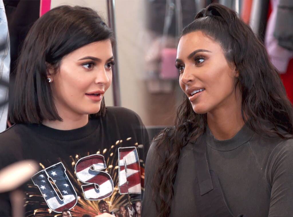 Kylie Jenner și Kim Kardashian se dezbracă în videoclipul Kanye West pe care nimeni nu trebuia să-l vadă