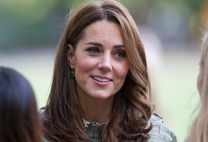 Kate Middleton își ține copii aproape și poartă un colier cu inițialele lor