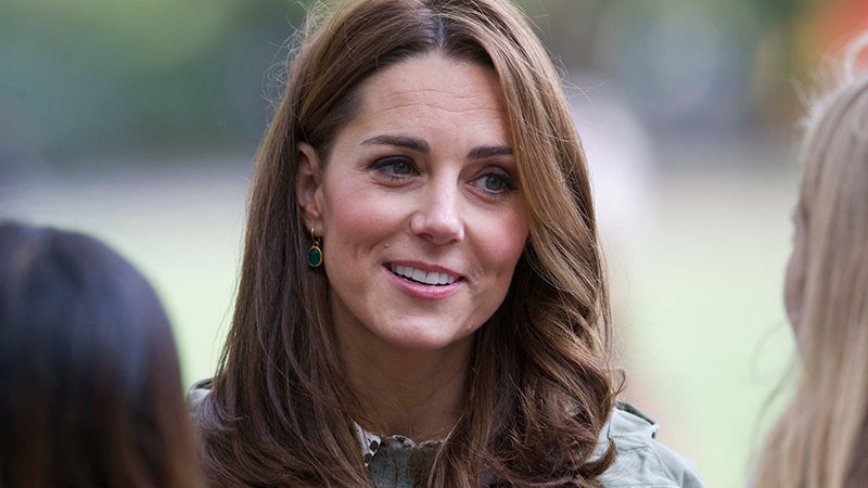 Kate Middleton își ține copii aproape și poartă un colier cu inițialele lor