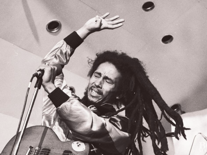 Fotografii nemaivăzute cu Bob Marley reunite într-o biografie scrisă de fiul lui