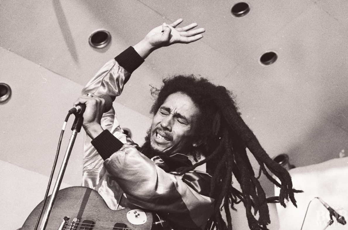 Fotografii nemaivăzute cu Bob Marley reunite într-o biografie scrisă de fiul lui